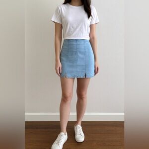Tilly’s Women’s Le Lis Collection Classic Denim Light Wash Mini Skirt Size Small